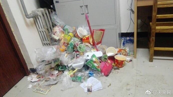 Những căn phòng ký túc bẩn còn hơn cả bãi rác của sinh viên Trung Quốc khiến nhiều người hoảng hồn - Ảnh 19. Những căn phòng ký túc bẩn còn hơn cả bãi rác của sinh viên Trung Quốc khiến nhiều người hoảng hồn - Ảnh 19.