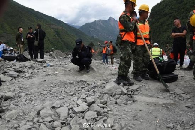 Nỗi đau không tả xiết của người dân tại vùng lở đất ở Trung Quốc khiến hơn 110 người mất tích - Ảnh 19