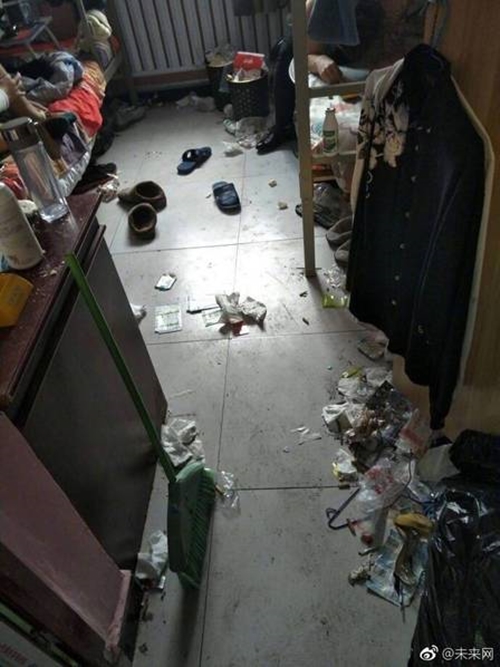 Những căn phòng ký túc bẩn còn hơn cả bãi rác của sinh viên Trung Quốc khiến nhiều người hoảng hồn - Ảnh 7.