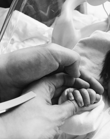 Bẽ bàng vì bị phản bội, mẫu nữ bốc lửa Nhật Bản vẫn quyết hạ sinh quý tử cho chồng giàu - Ảnh 3. Bẽ bàng vì bị phản bội, mẫu nữ bốc lửa Nhật Bản vẫn quyết hạ sinh quý tử cho chồng giàu - Ảnh 3.
