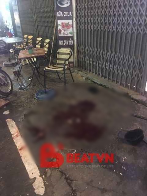 Hà Nội: Chở bạn đi chơi Trung thu, người đàn ông bị nam thanh niên đạp ngã xe, đâm gục giữa phố - Ảnh 1. Hà Nội: Chở bạn đi chơi Trung thu, người đàn ông bị nam thanh niên đạp ngã xe, đâm gục giữa phố - Ảnh 1.