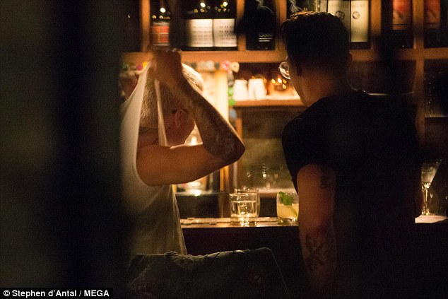 Justin Bieber bất ngờ thoát y giữa bar, khiến cô pha rượu không thể rời mắt - Ảnh 2.