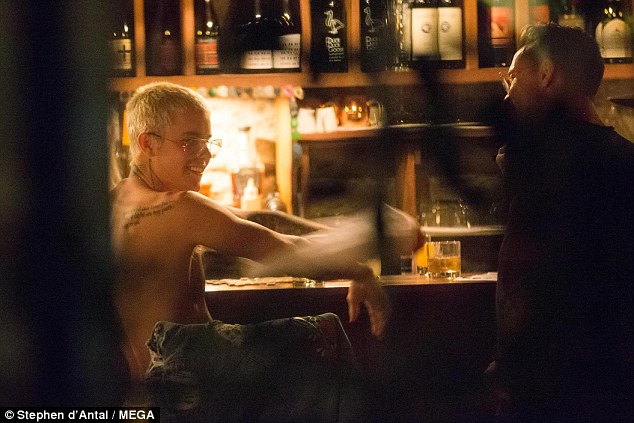 Justin Bieber bất ngờ thoát y giữa bar, khiến cô pha rượu không thể rời mắt - Ảnh 4.