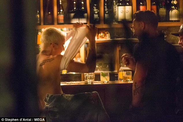 Justin Bieber bất ngờ thoát y giữa bar, khiến cô pha rượu không thể rời mắt - Ảnh 3.