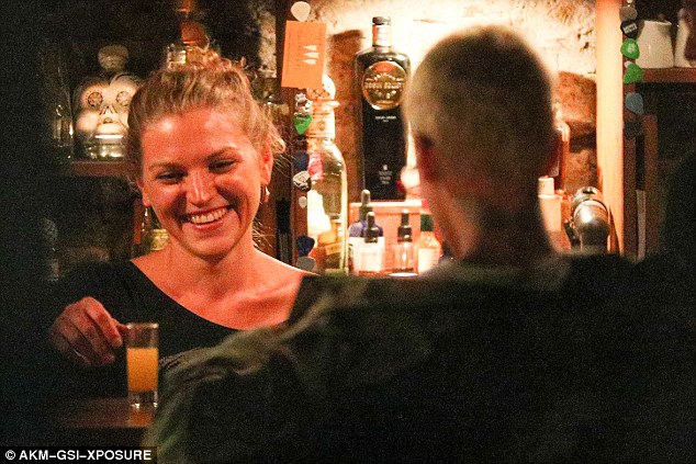 Justin Bieber bất ngờ thoát y giữa bar, khiến cô pha rượu không thể rời mắt - Ảnh 7.