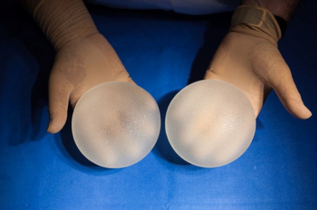 FDA xác nhận: túi nâng ngực mang nguy cơ gây một dạng ung thư hiếm gặp - Ảnh 2.