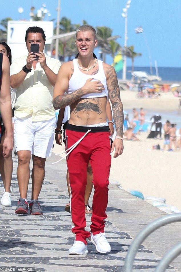 Cơ bắp chẳng mấy lực lưỡng, Justin Bieber còn lộ chiều cao khiêm tốn - Ảnh 2.