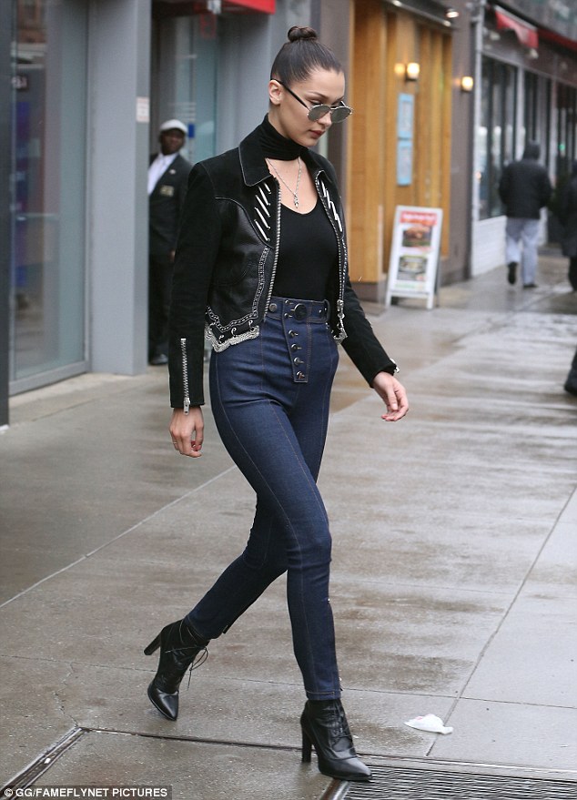 Bella Hadid khoe chân dài, body gợi cảm ăn đứt Selena Gomez - Ảnh 5.