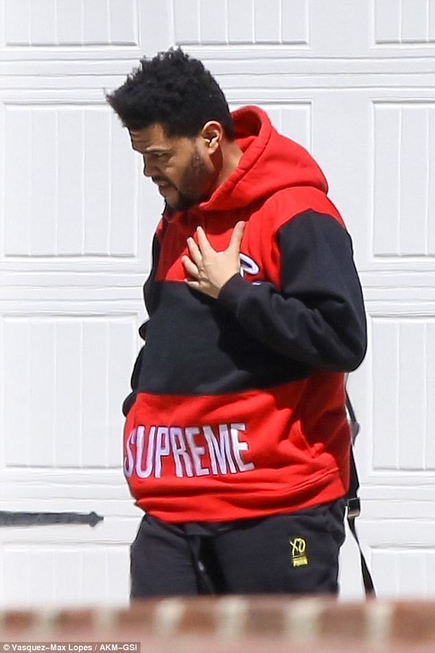 Selena Gomez dẫn The Weeknd về nhà qua đêm, còn mặc cả áo của bạn trai - Ảnh 3. Selena Gomez dẫn The Weeknd về nhà qua đêm, còn mặc cả áo của bạn trai - Ảnh 3.
