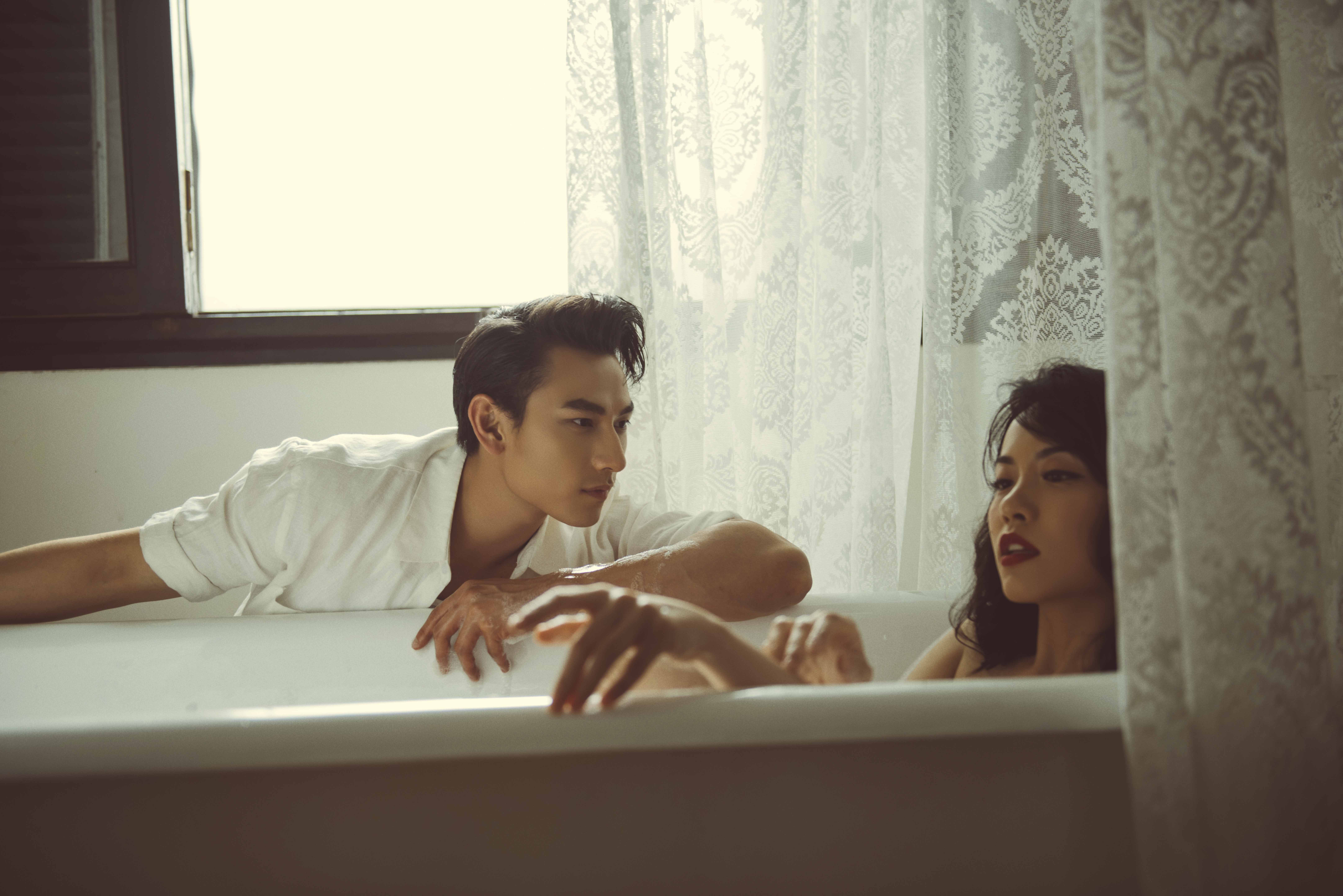 Isaac làm MV theo phong cách retro kiểu Mỹ, điển trai hút hồn nhưng vẫn tỏ tình thất bại - Ảnh 3. Isaac làm MV theo phong cách retro kiểu Mỹ, điển trai hút hồn nhưng vẫn tỏ tình thất bại - Ảnh 3.