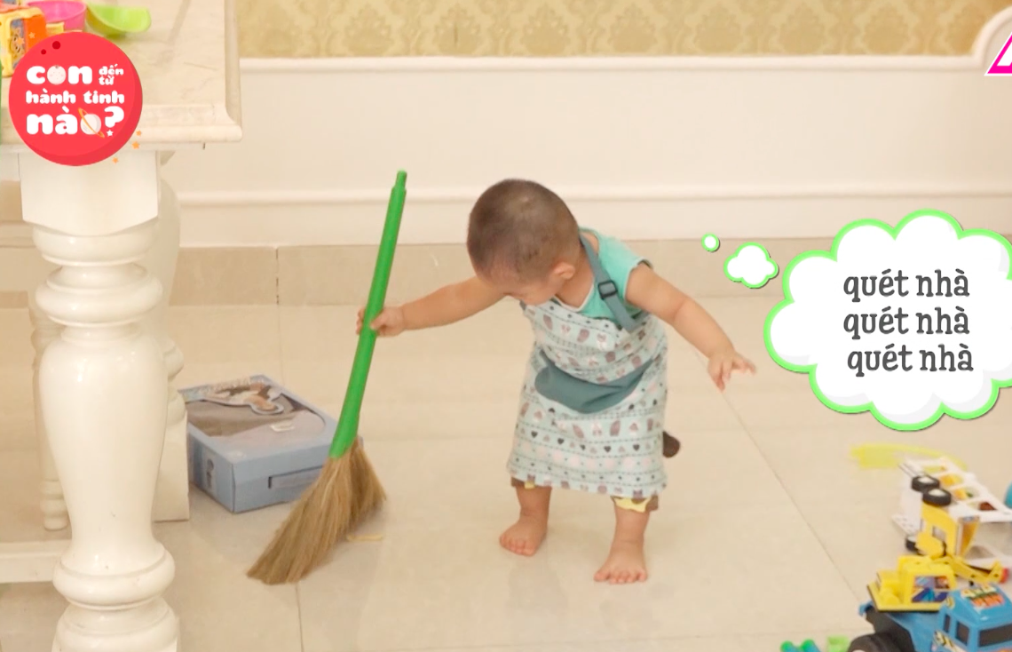 Con trai nhỏ xíu của Đăng Khôi cặm cụi quét nhà quên cả trời đất - Ảnh 5. Con trai nhỏ xíu của Đăng Khôi cặm cụi quét nhà quên cả trời đất - Ảnh 5.