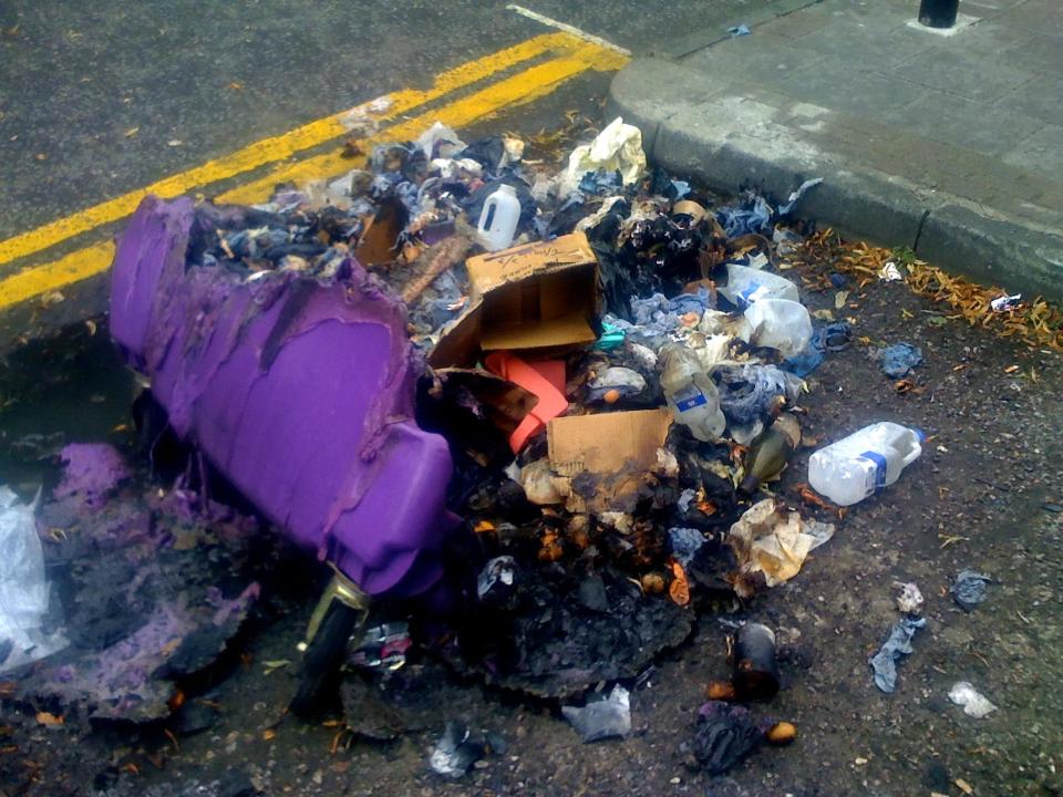 Hít khói thải từ thùng rác, thú vui tìm cảm giác hưng phấn đầy nguy hiểm của thanh niên Anh - Ảnh 4. Hít khói thải từ thùng rác, thú vui tìm cảm giác hưng phấn đầy nguy hiểm của thanh niên Anh - Ảnh 4.