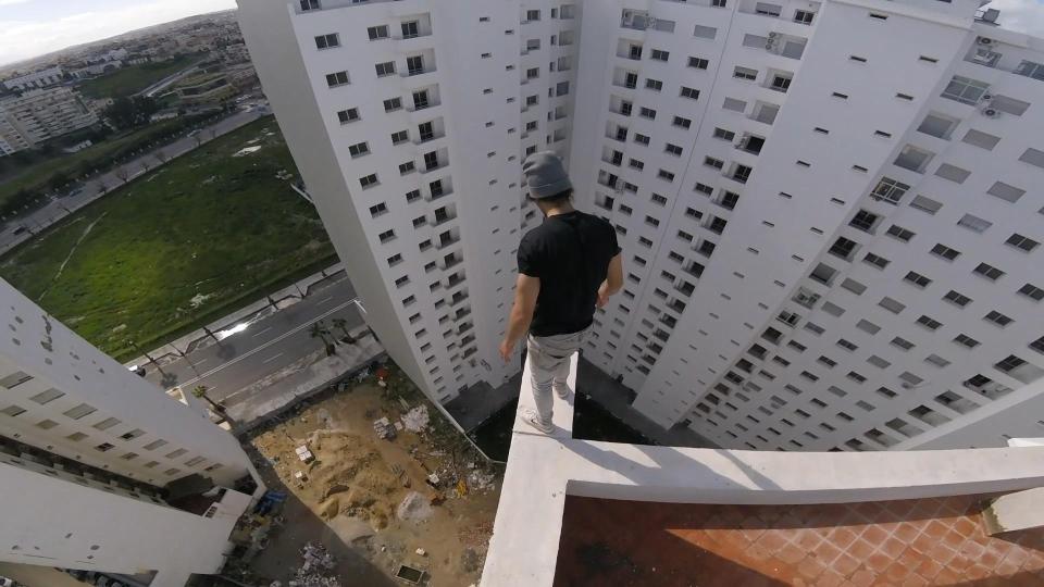 Video: Thanh niên đùa giỡn với tử thần khiến người xem thót tim - Ảnh 4. Video: Thanh niên đùa giỡn với tử thần khiến người xem thót tim - Ảnh 4.