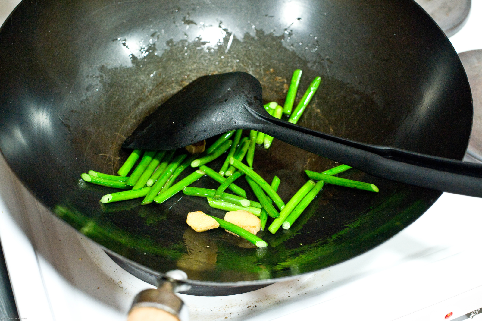 4 sai lầm khi sử dụng dụng cụ nhà bếp khiến cơ thể phải đối mặt với hàng tá mầm bệnh nguy hiểm - Ảnh 2. 4 sai lầm khi sử dụng dụng cụ nhà bếp khiến cơ thể phải đối mặt với hàng tá mầm bệnh nguy hiểm - Ảnh 2.