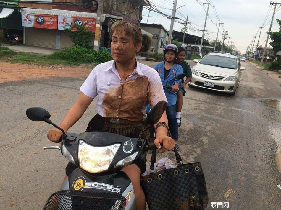 Nữ sinh bỗng nổi như cồn khi ngã vào vũng bùn trên đường ngày mưa vẫn quyết đem tấm thân lấm bẩn vào trường thi - Ảnh 4. Nữ sinh bỗng nổi như cồn khi ngã vào vũng bùn trên đường ngày mưa vẫn quyết đem tấm thân lấm bẩn vào trường thi - Ảnh 4.