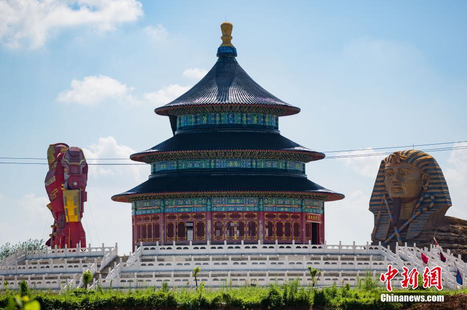 Dở khóc dở cười khi chứng kiến cảnh siêu anh hùng Hollywood đứng canh gác cho tượng nhân sư nhái ở Trung Quốc - Ảnh 1. Dở khóc dở cười khi chứng kiến cảnh siêu anh hùng Hollywood đứng canh gác cho tượng nhân sư nhái ở Trung Quốc - Ảnh 1.