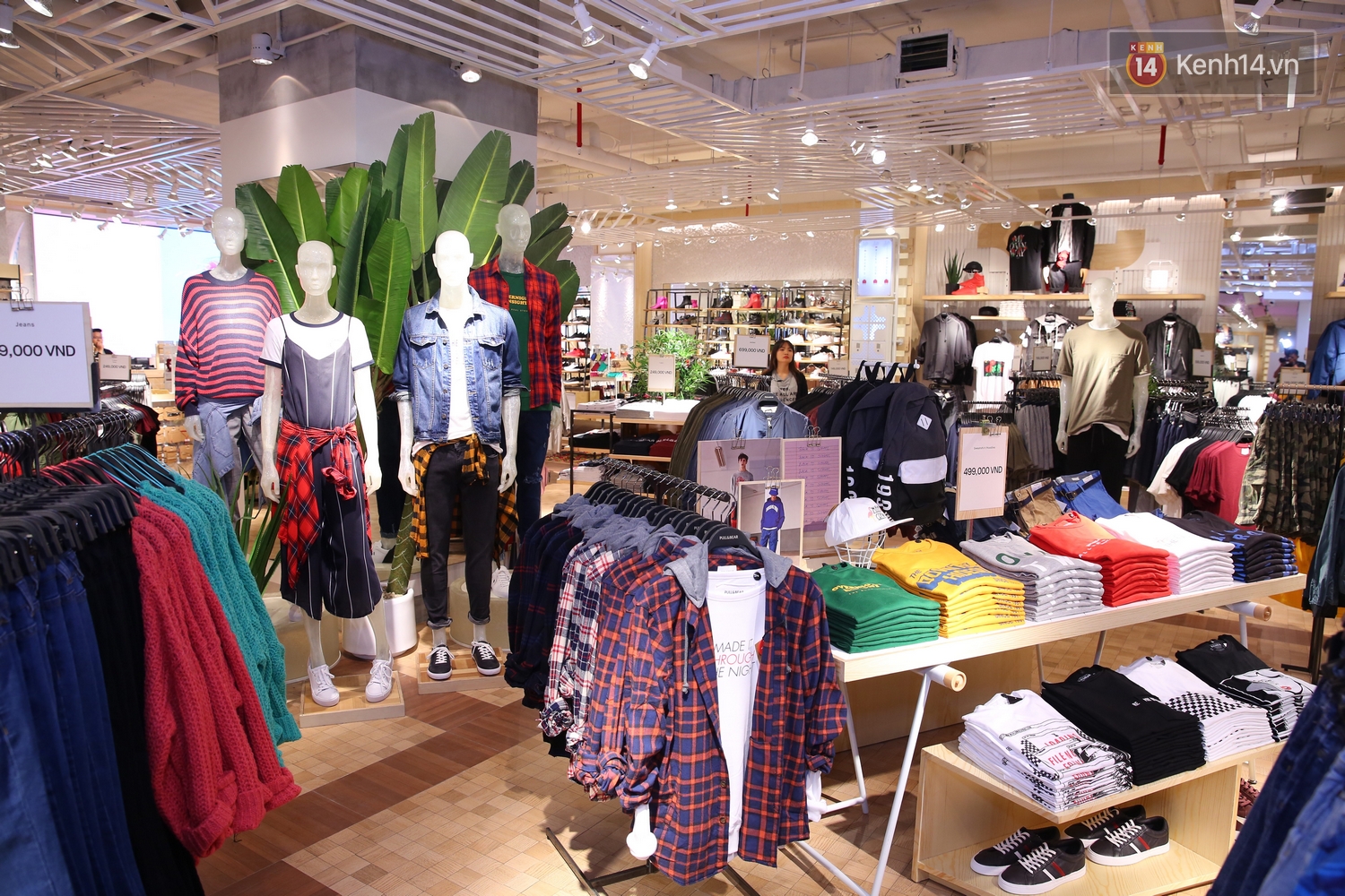 Loạt hình ảnh đầu tiên trong store Pull&Bear Việt Nam: hàng hóa đa dạng, nhiều item giá mềm chỉ 299.000 - 399.000 đồng - Ảnh 12. Loạt hình ảnh đầu tiên trong store Pull&Bear Việt Nam: hàng hóa đa dạng, nhiều item giá mềm chỉ 299.000 - 399.000 đồng - Ảnh 12.
