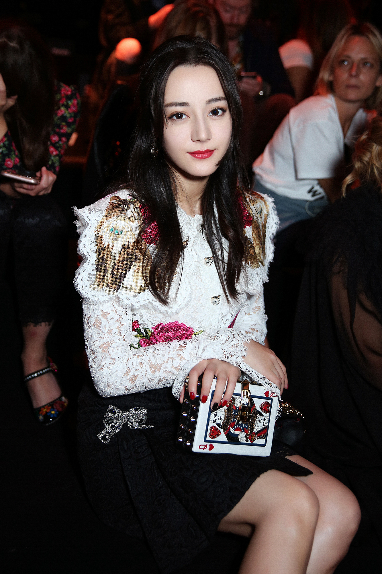 Ăn mặc đơn giản nhưng Địch Lệ Nhiệt Ba lại sở hữu cả kho toàn túi hàng hiệu màu mè hoa lá hẹ - Ảnh 4. Ăn mặc đơn giản nhưng Địch Lệ Nhiệt Ba lại sở hữu cả kho toàn túi hàng hiệu màu mè hoa lá hẹ - Ảnh 4.