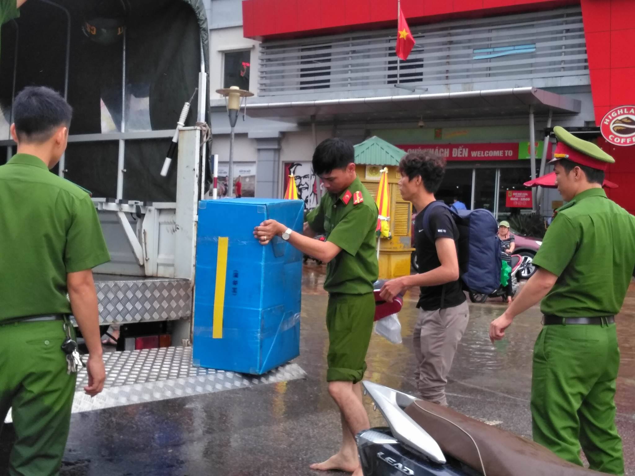 Nghệ An: Đường ngập như sông, công an xắn quần lội nước giúp dân vượt qua - Ảnh 3. Nghệ An: Đường ngập như sông, công an xắn quần lội nước giúp dân vượt qua - Ảnh 3.