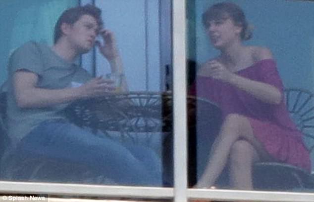 Cuối cùng Taylor Swift đã công khai nắm tay chàng bạn trai mà cô hẹn hò bí mật suốt 1 năm qua - Ảnh 9.