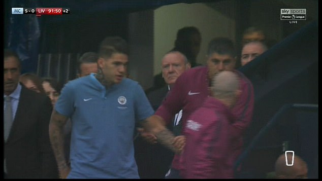 Thủ môn Man City cười tươi, không bị tổn thương não sau va chạm nguy hiểm - Ảnh 1. Thủ môn Man City cười tươi, không bị tổn thương não sau va chạm nguy hiểm - Ảnh 1.