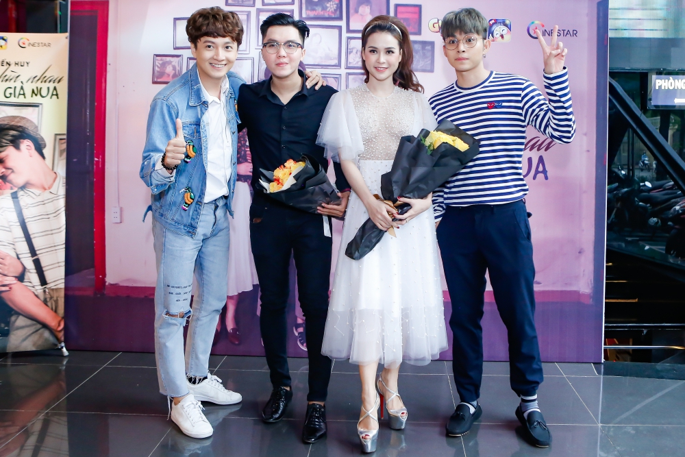 Tái hợp sau 9 năm không liên lạc, Ngô Kiến Huy - Sam thả tim đầy tình tứ tại họp báo ra mắt MV - Ảnh 8. Tái hợp sau 9 năm không liên lạc, Ngô Kiến Huy - Sam thả tim đầy tình tứ tại họp báo ra mắt MV - Ảnh 8.