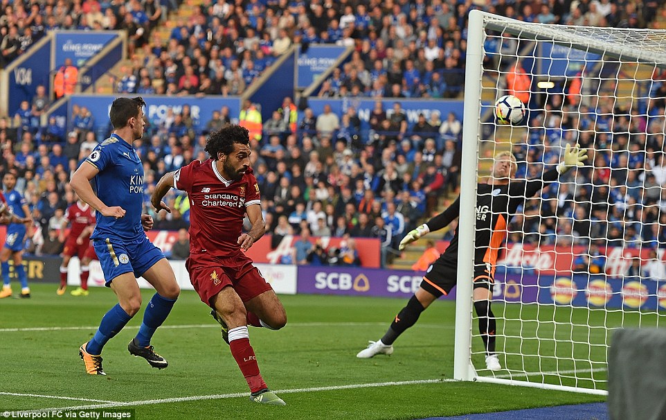 Coutinho sút phạt đẹp mắt, Liverpool mướt mồ hôi hạ Leicester - Ảnh 4. Coutinho sút phạt đẹp mắt, Liverpool mướt mồ hôi hạ Leicester - Ảnh 4.