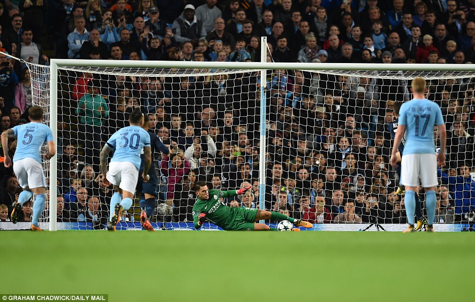 Man City khoe sức mạnh, độc chiếm ngôi đầu bảng F Champions League - Ảnh 8. Man City khoe sức mạnh, độc chiếm ngôi đầu bảng F Champions League - Ảnh 8.