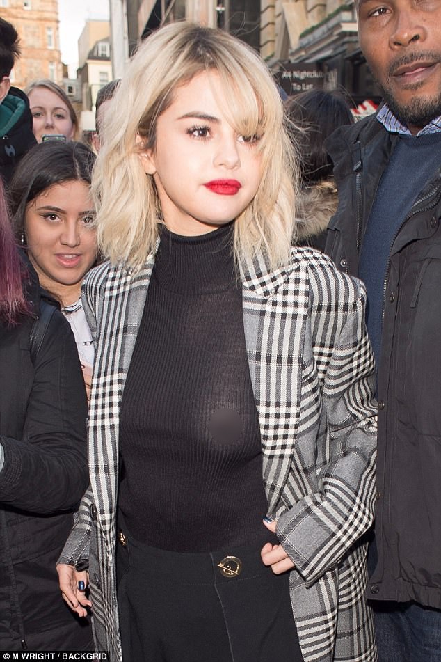 Cố tình không mặc nội y, Selena Gomez lộ nhũ hoa trên đường phố đông người - Ảnh 1. Cố tình không mặc nội y, Selena Gomez lộ nhũ hoa trên đường phố đông người - Ảnh 1.