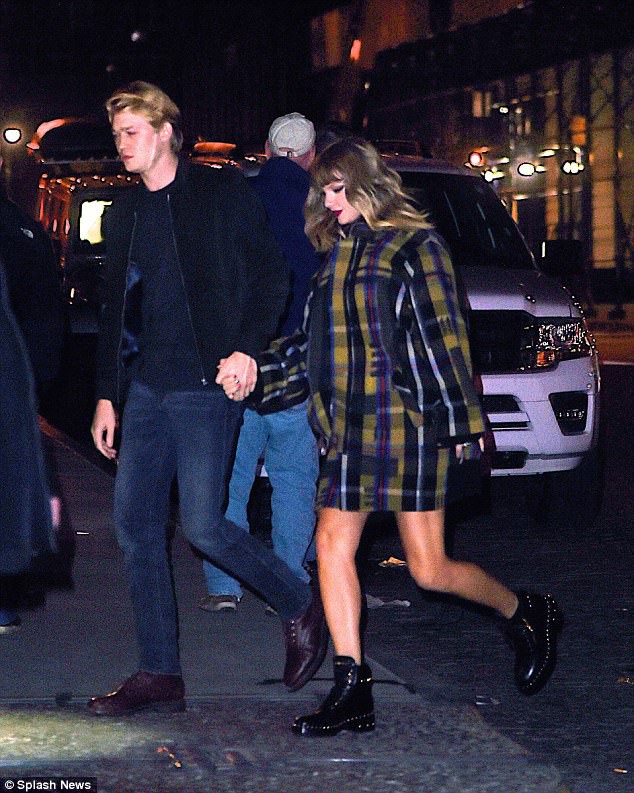 Cuối cùng Taylor Swift đã công khai nắm tay chàng bạn trai mà cô hẹn hò bí mật suốt 1 năm qua - Ảnh 1.