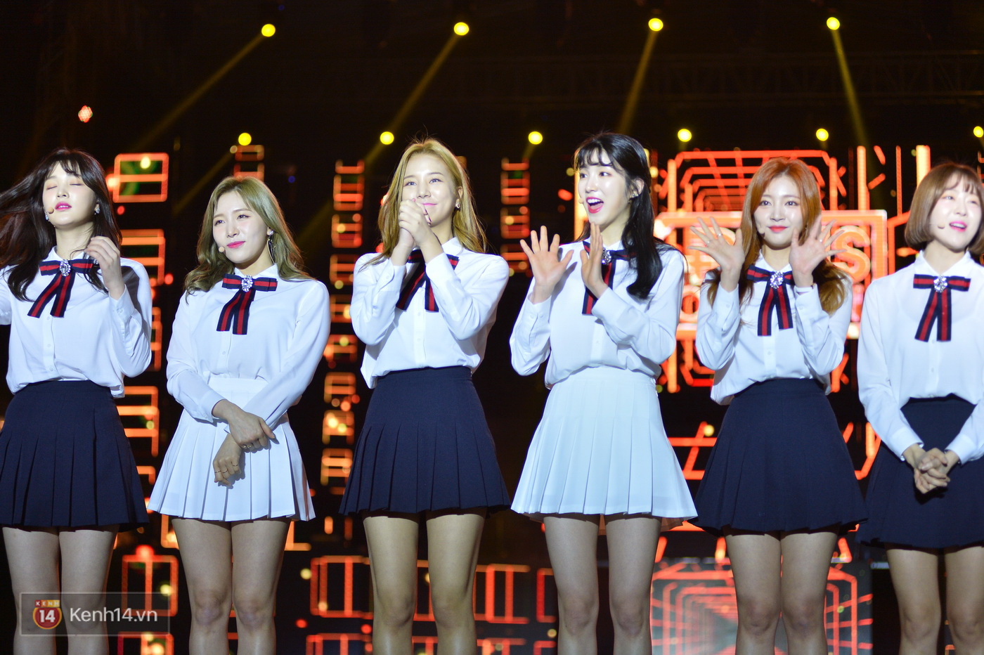 MBC Music K-Plus Concert: Khán giả đông hơn hẳn đêm diễn đầu, dàn sao Hàn hát nhảy cực sung - Ảnh 24. MBC Music K-Plus Concert: Khán giả đông hơn hẳn đêm diễn đầu, dàn sao Hàn hát nhảy cực sung - Ảnh 24.