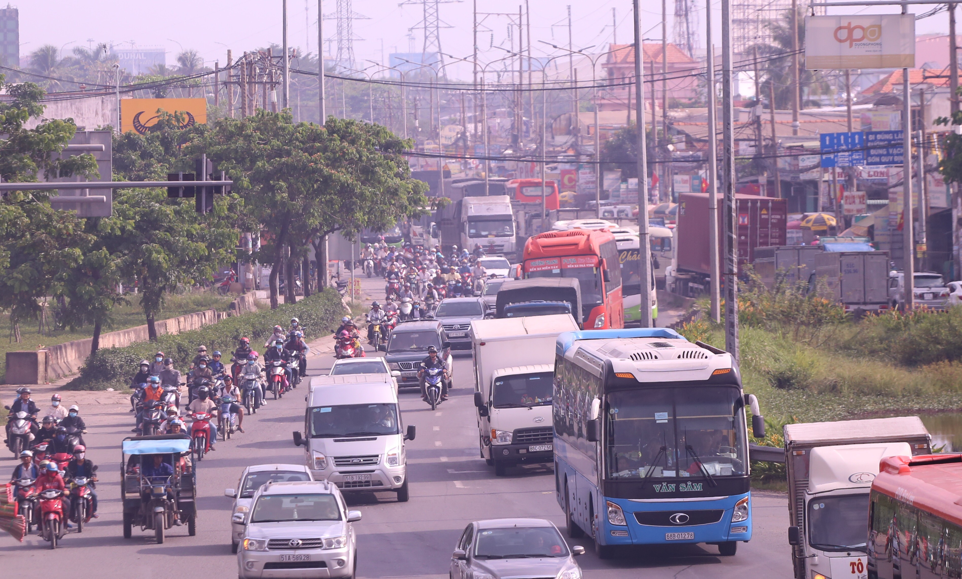 Kết thúc kỳ nghỉ lễ, người dân lỉnh kỉnh đồ đạc, mang theo trẻ nhỏ ùn ùn trở lại Hà Nội và Sài Gòn - Ảnh 18. Kết thúc kỳ nghỉ lễ, người dân lỉnh kỉnh đồ đạc, mang theo trẻ nhỏ ùn ùn trở lại Hà Nội và Sài Gòn - Ảnh 18.