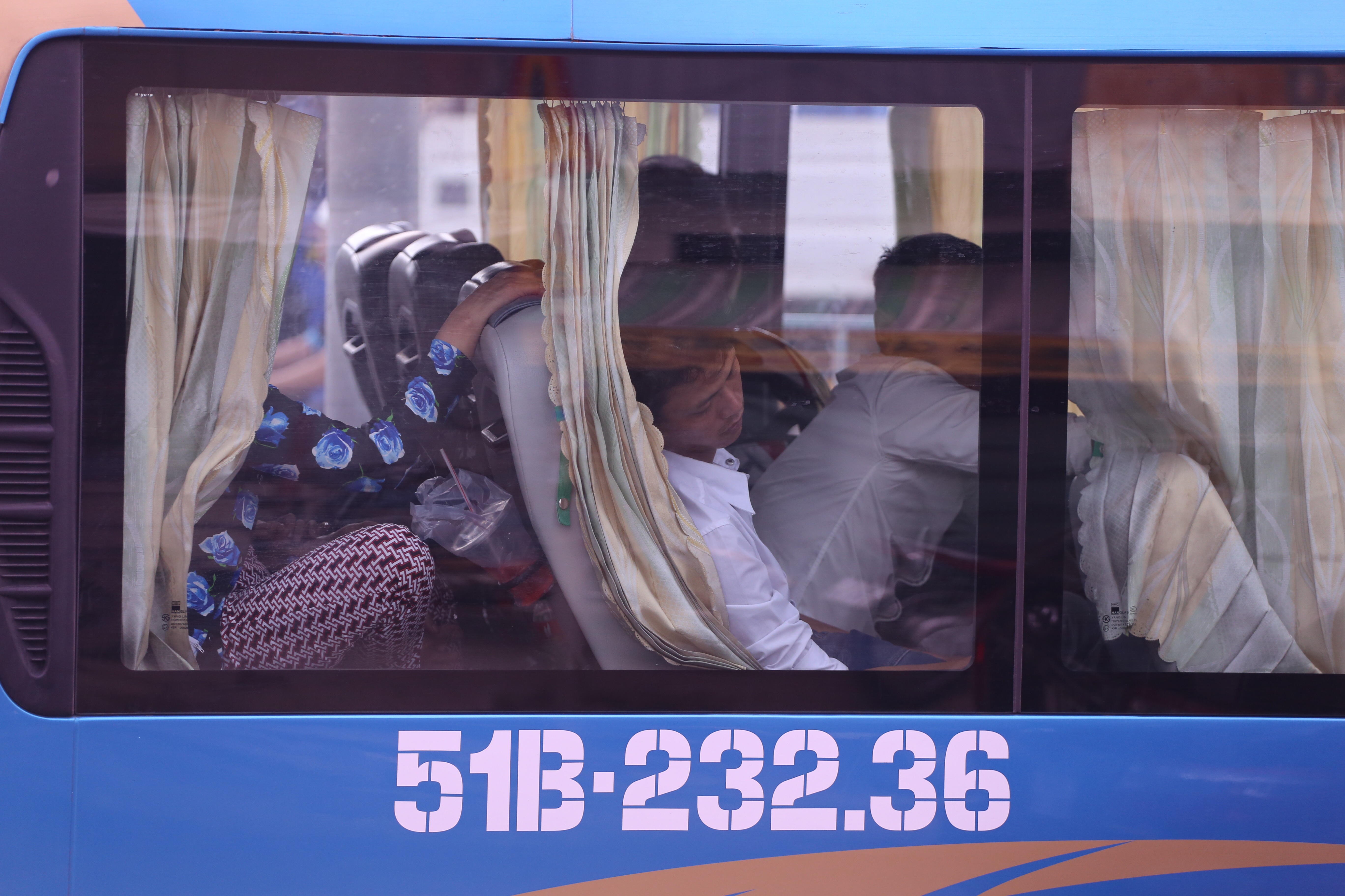 Kết thúc kỳ nghỉ lễ, người dân lỉnh kỉnh đồ đạc, mang theo trẻ nhỏ ùn ùn trở lại Hà Nội và Sài Gòn - Ảnh 20. Kết thúc kỳ nghỉ lễ, người dân lỉnh kỉnh đồ đạc, mang theo trẻ nhỏ ùn ùn trở lại Hà Nội và Sài Gòn - Ảnh 20.