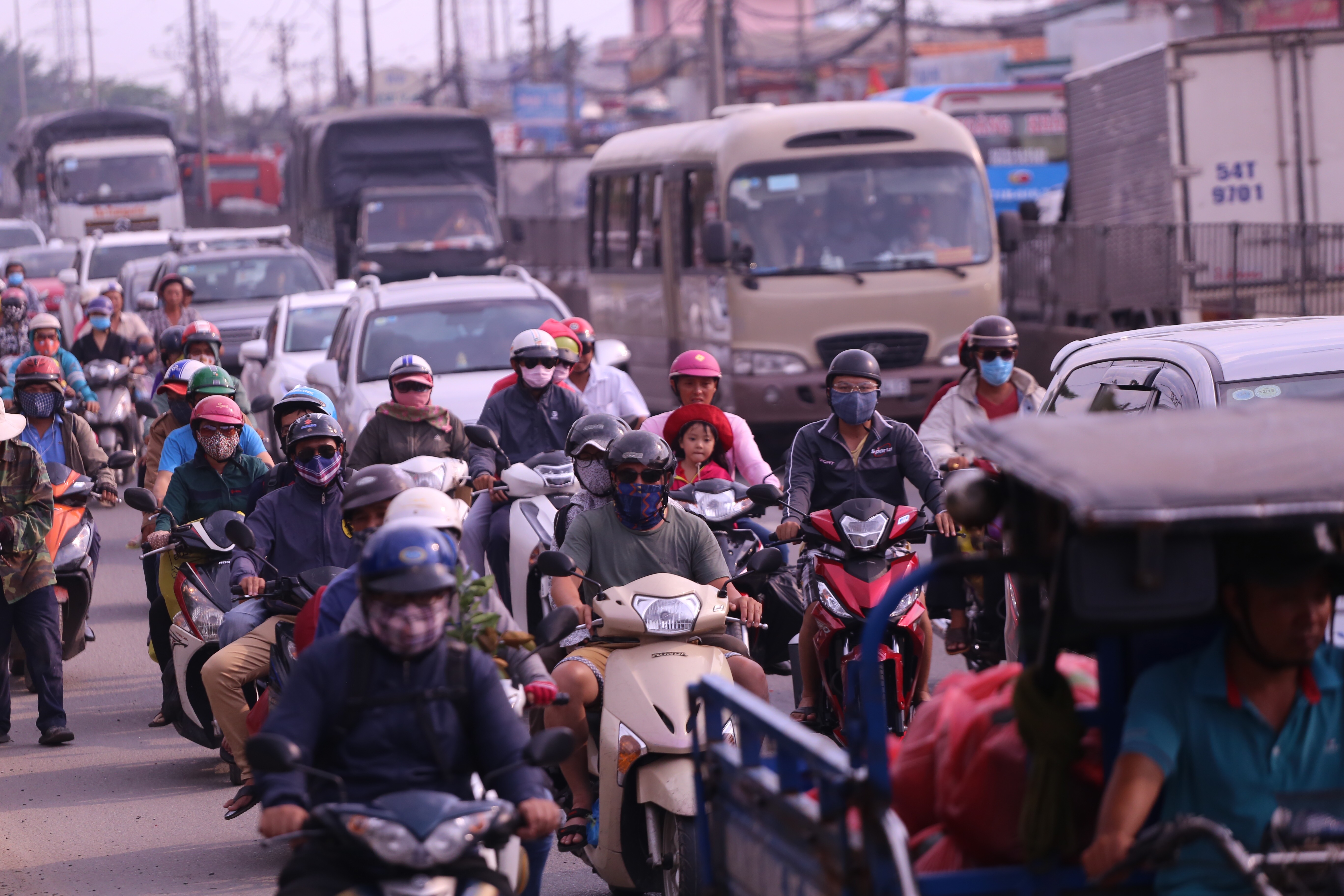 Kết thúc kỳ nghỉ lễ, người dân lỉnh kỉnh đồ đạc, mang theo trẻ nhỏ ùn ùn trở lại Hà Nội và Sài Gòn - Ảnh 19. Kết thúc kỳ nghỉ lễ, người dân lỉnh kỉnh đồ đạc, mang theo trẻ nhỏ ùn ùn trở lại Hà Nội và Sài Gòn - Ảnh 19.
