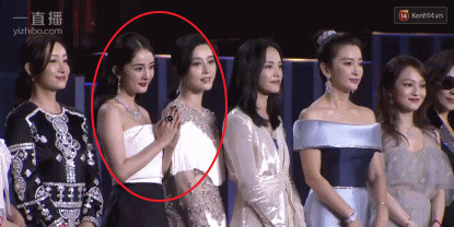Chỉ một hành động nhỏ, Phạm Băng Băng chứng tỏ EQ cao ngất ngưởng xứng đáng với danh xưng Nữ hoàng Cbiz - Ảnh 6. Chỉ một hành động nhỏ, Phạm Băng Băng chứng tỏ EQ cao ngất ngưởng xứng đáng với danh xưng Nữ hoàng Cbiz - Ảnh 6.