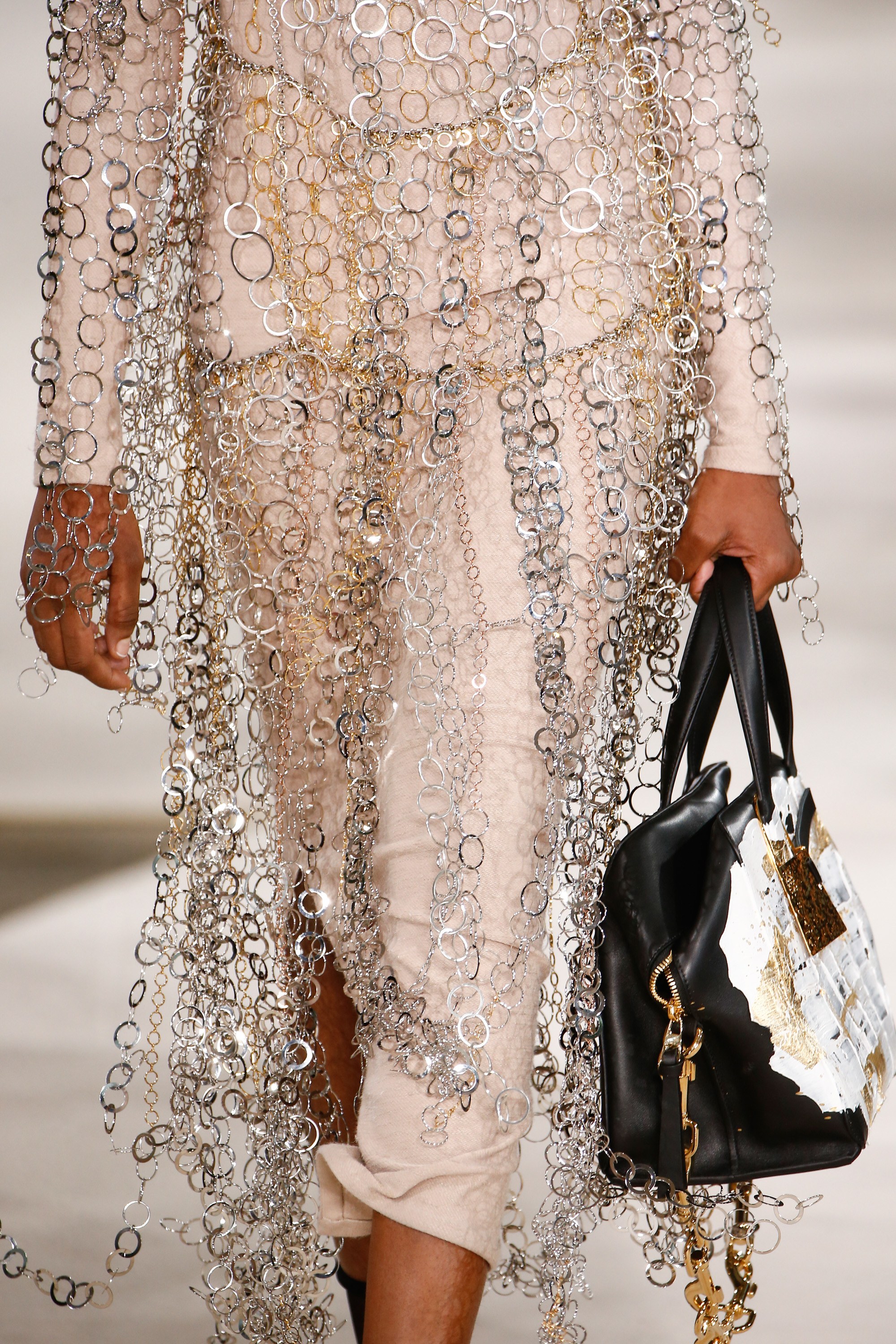 500.000 hạt sequin, 170 giờ làm từ 20 nghệ nhân... bảo sao đây là những thiết kế kỳ công nhất 2016! - Ảnh 9. 500.000 hạt sequin, 170 giờ làm từ 20 nghệ nhân... bảo sao đây là những thiết kế kỳ công nhất 2016! - Ảnh 9.