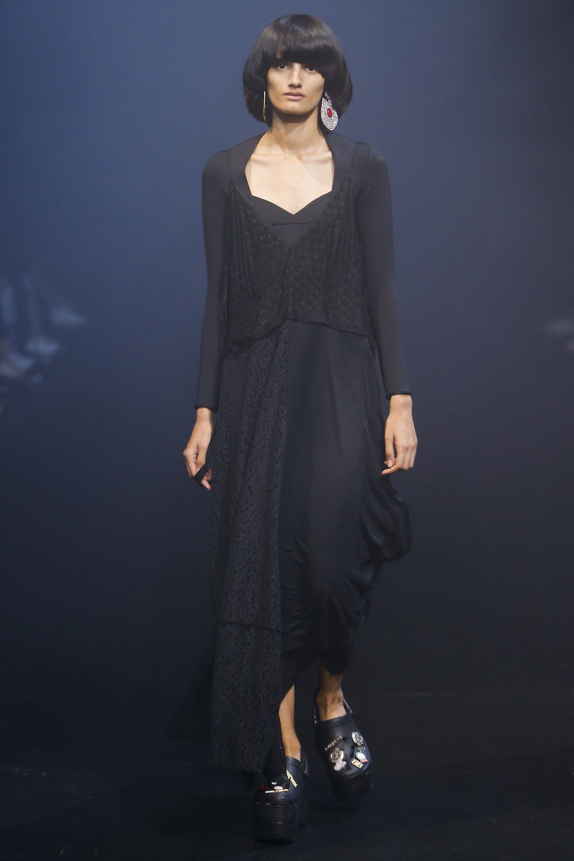 Balenciaga kết hợp với Crocs cho ra mắt mẫu dép đi mưa khó tả nhất mùa Paris Fashion Week năm nay - Ảnh 3. Balenciaga kết hợp với Crocs cho ra mắt mẫu dép đi mưa khó tả nhất mùa Paris Fashion Week năm nay - Ảnh 3.