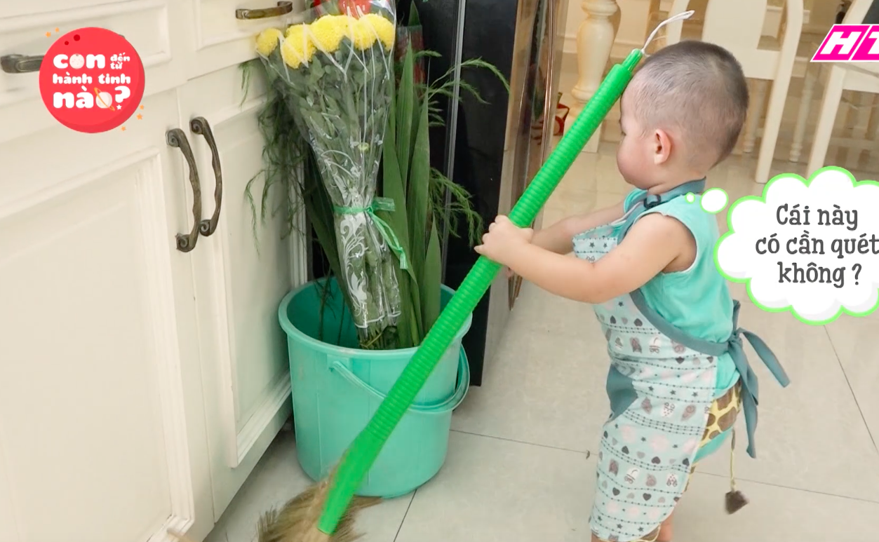 Con trai nhỏ xíu của Đăng Khôi cặm cụi quét nhà quên cả trời đất - Ảnh 6. Con trai nhỏ xíu của Đăng Khôi cặm cụi quét nhà quên cả trời đất - Ảnh 6.