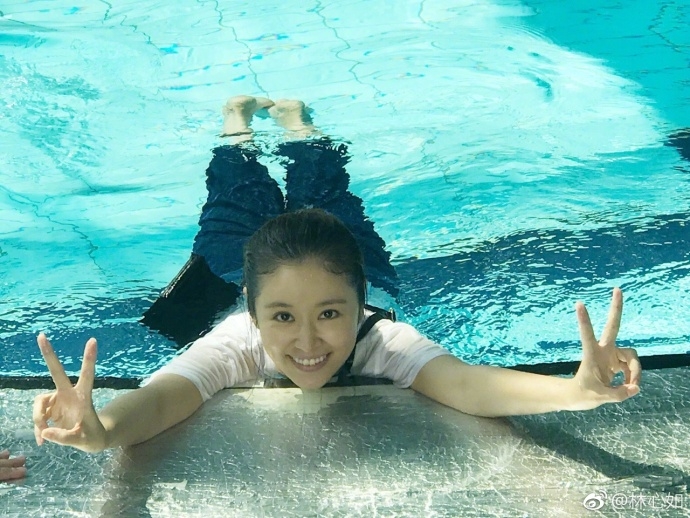 Bà mẹ bỉm sữa Lâm Tâm Như khoe cơ thể dẻo dai thon gọn ở độ tuổi 41, xóa tan tin đồn bầu bí lần 2 - Ảnh 5. Bà mẹ bỉm sữa Lâm Tâm Như khoe cơ thể dẻo dai thon gọn ở độ tuổi 41, xóa tan tin đồn bầu bí lần 2 - Ảnh 5.