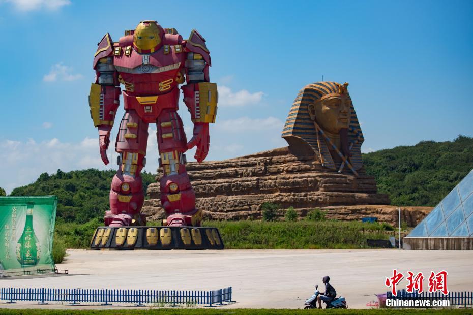 Dở khóc dở cười khi chứng kiến cảnh siêu anh hùng Hollywood đứng canh gác cho tượng nhân sư nhái ở Trung Quốc - Ảnh 8. Dở khóc dở cười khi chứng kiến cảnh siêu anh hùng Hollywood đứng canh gác cho tượng nhân sư nhái ở Trung Quốc - Ảnh 8.