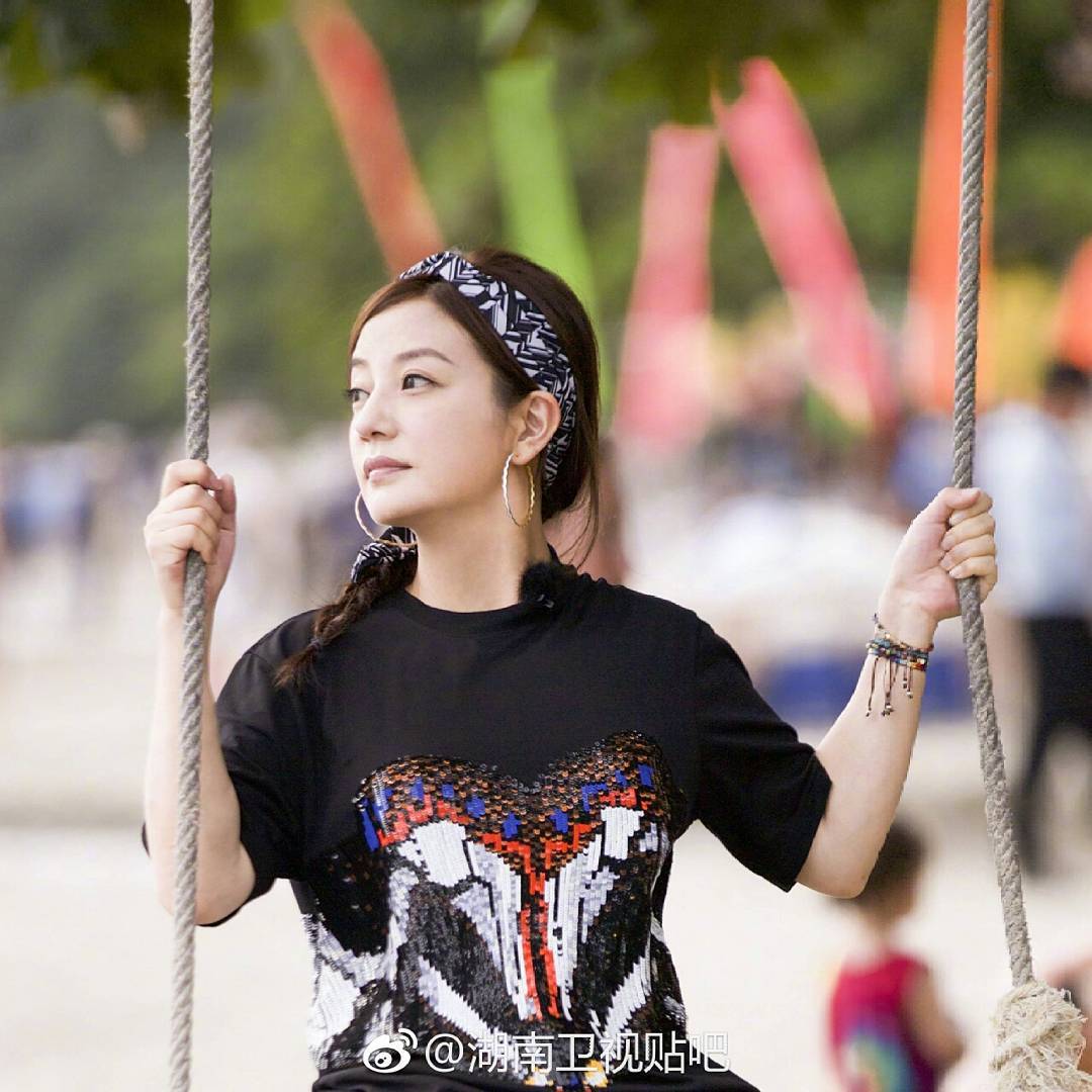 Chẳng cần ăn vận chặt chém, Triệu Vy vẫn gây choáng với BST đồ hiệu hàng khủng trong show thực tế mới - Ảnh 4. Chẳng cần ăn vận chặt chém, Triệu Vy vẫn gây choáng với BST đồ hiệu hàng khủng trong show thực tế mới - Ảnh 4.