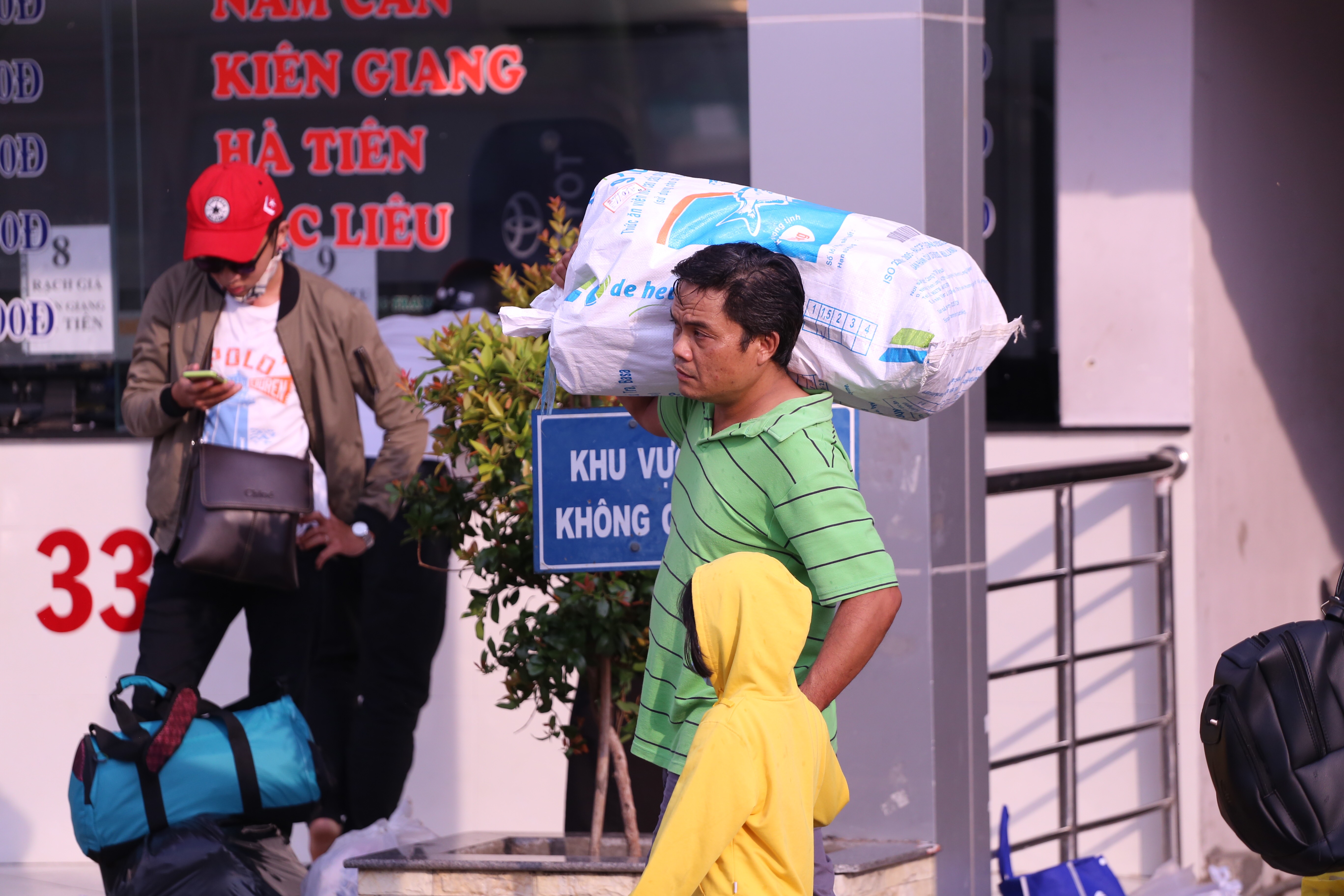 Kết thúc kỳ nghỉ lễ, người dân lỉnh kỉnh đồ đạc, mang theo trẻ nhỏ ùn ùn trở lại Hà Nội và Sài Gòn - Ảnh 26. Kết thúc kỳ nghỉ lễ, người dân lỉnh kỉnh đồ đạc, mang theo trẻ nhỏ ùn ùn trở lại Hà Nội và Sài Gòn - Ảnh 26.