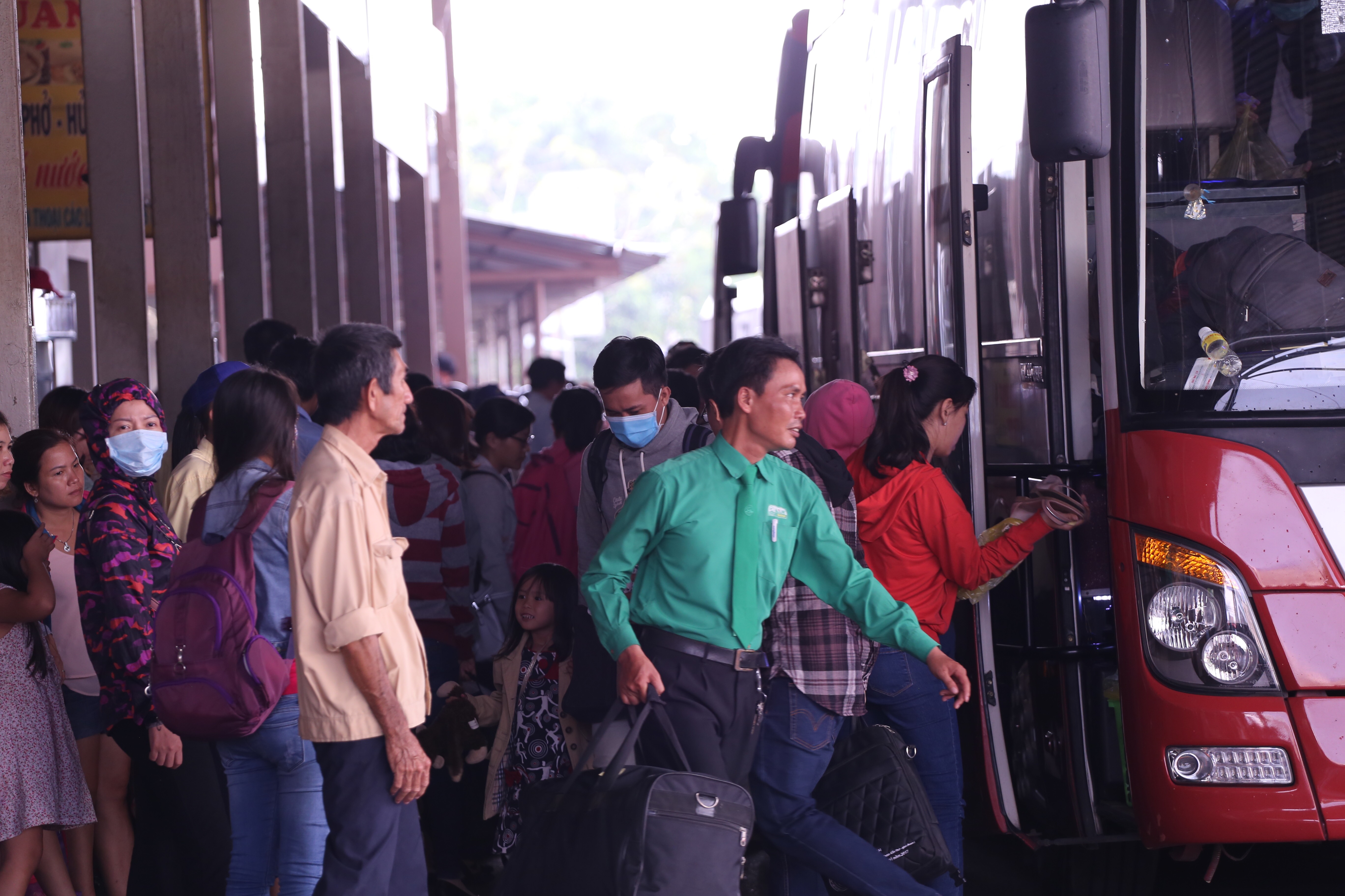 Kết thúc kỳ nghỉ lễ, người dân lỉnh kỉnh đồ đạc, mang theo trẻ nhỏ ùn ùn trở lại Hà Nội và Sài Gòn - Ảnh 22. Kết thúc kỳ nghỉ lễ, người dân lỉnh kỉnh đồ đạc, mang theo trẻ nhỏ ùn ùn trở lại Hà Nội và Sài Gòn - Ảnh 22.