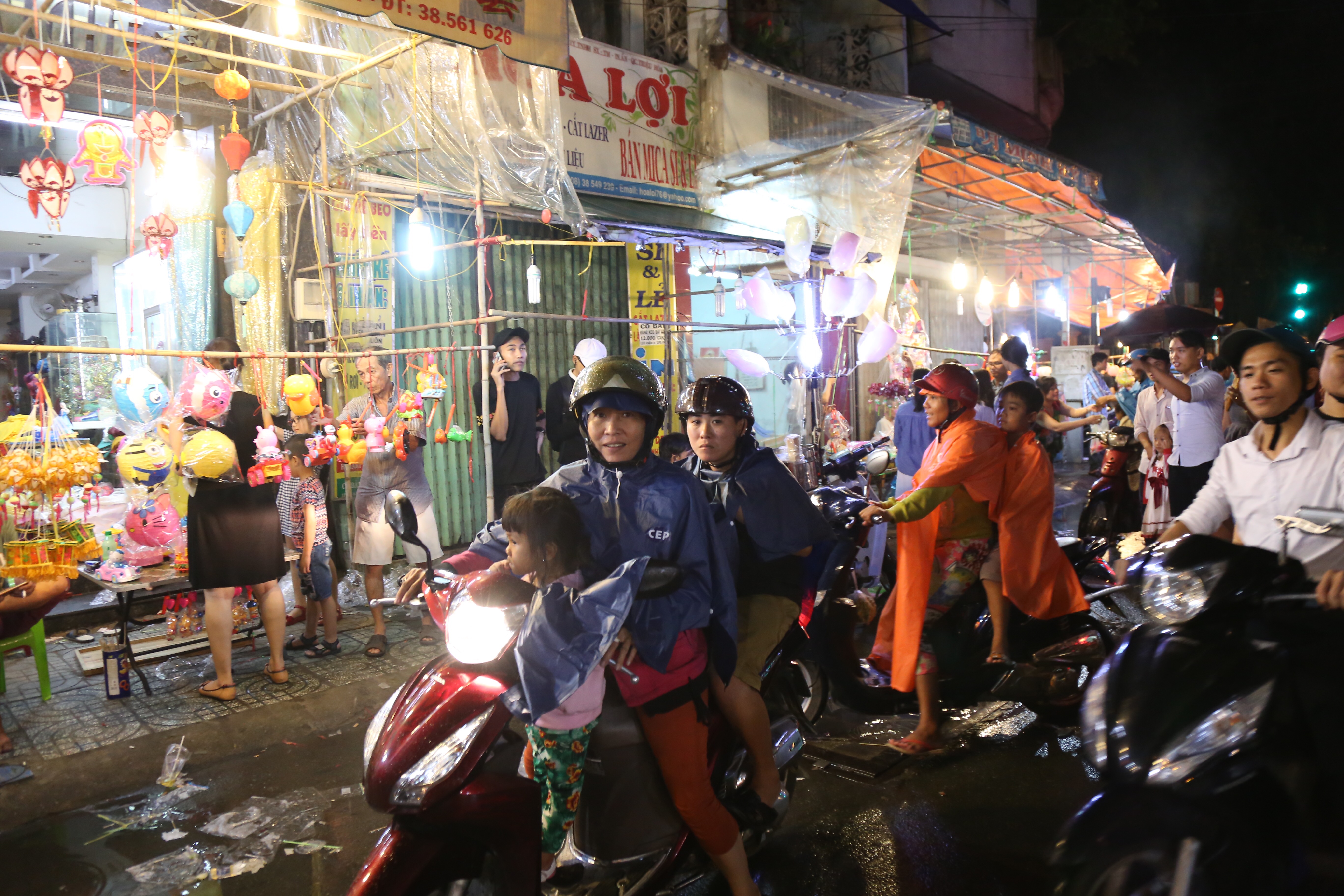 Chùm ảnh: Mưa lớn đêm trung thu, người Sài Gòn và du khách nước ngoài mặc áo mưa dạo phố lồng đèn - Ảnh 2. Chùm ảnh: Mưa lớn đêm trung thu, người Sài Gòn và du khách nước ngoài mặc áo mưa dạo phố lồng đèn - Ảnh 2.