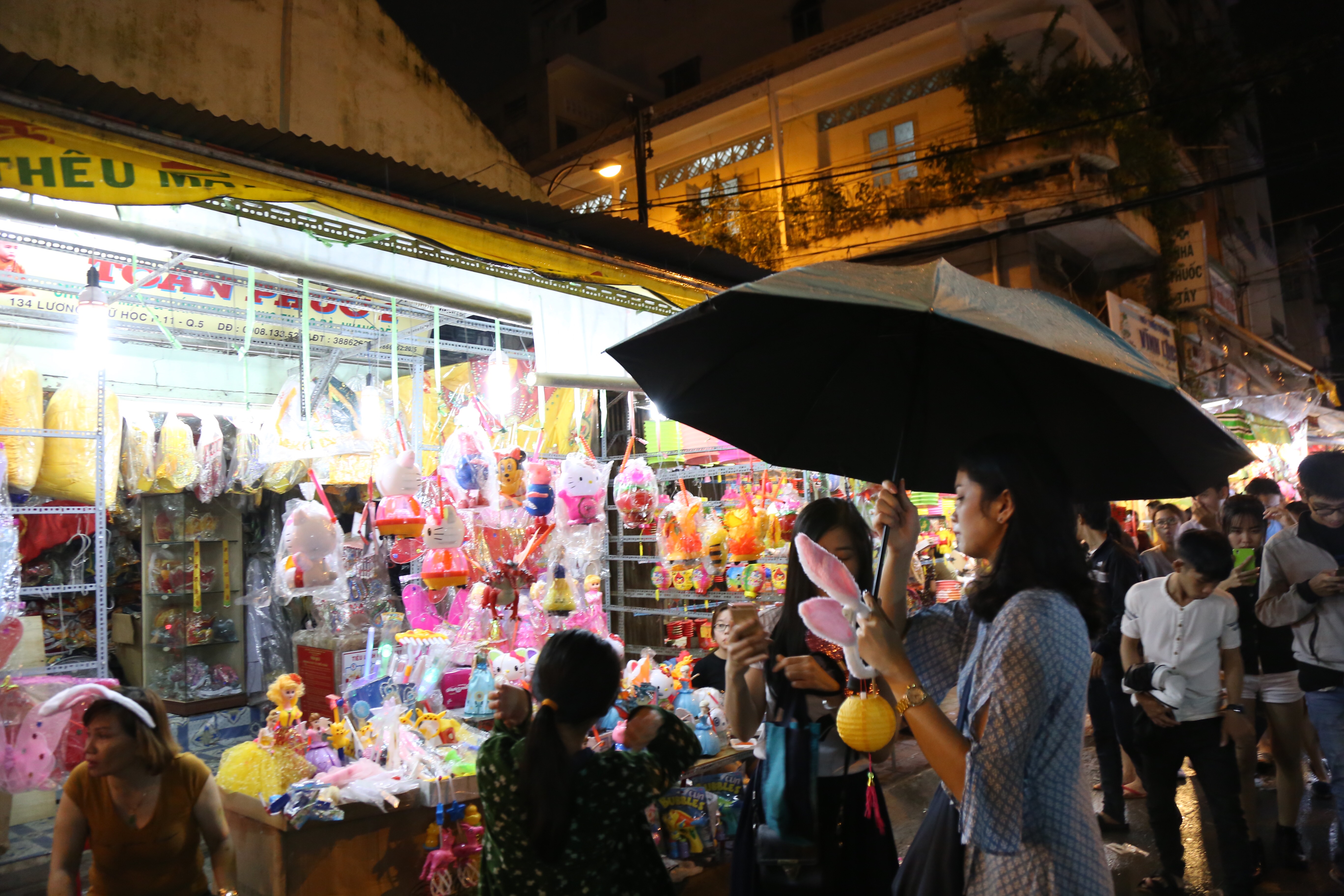 Chùm ảnh: Mưa lớn đêm trung thu, người Sài Gòn và du khách nước ngoài mặc áo mưa dạo phố lồng đèn - Ảnh 3. Chùm ảnh: Mưa lớn đêm trung thu, người Sài Gòn và du khách nước ngoài mặc áo mưa dạo phố lồng đèn - Ảnh 3.