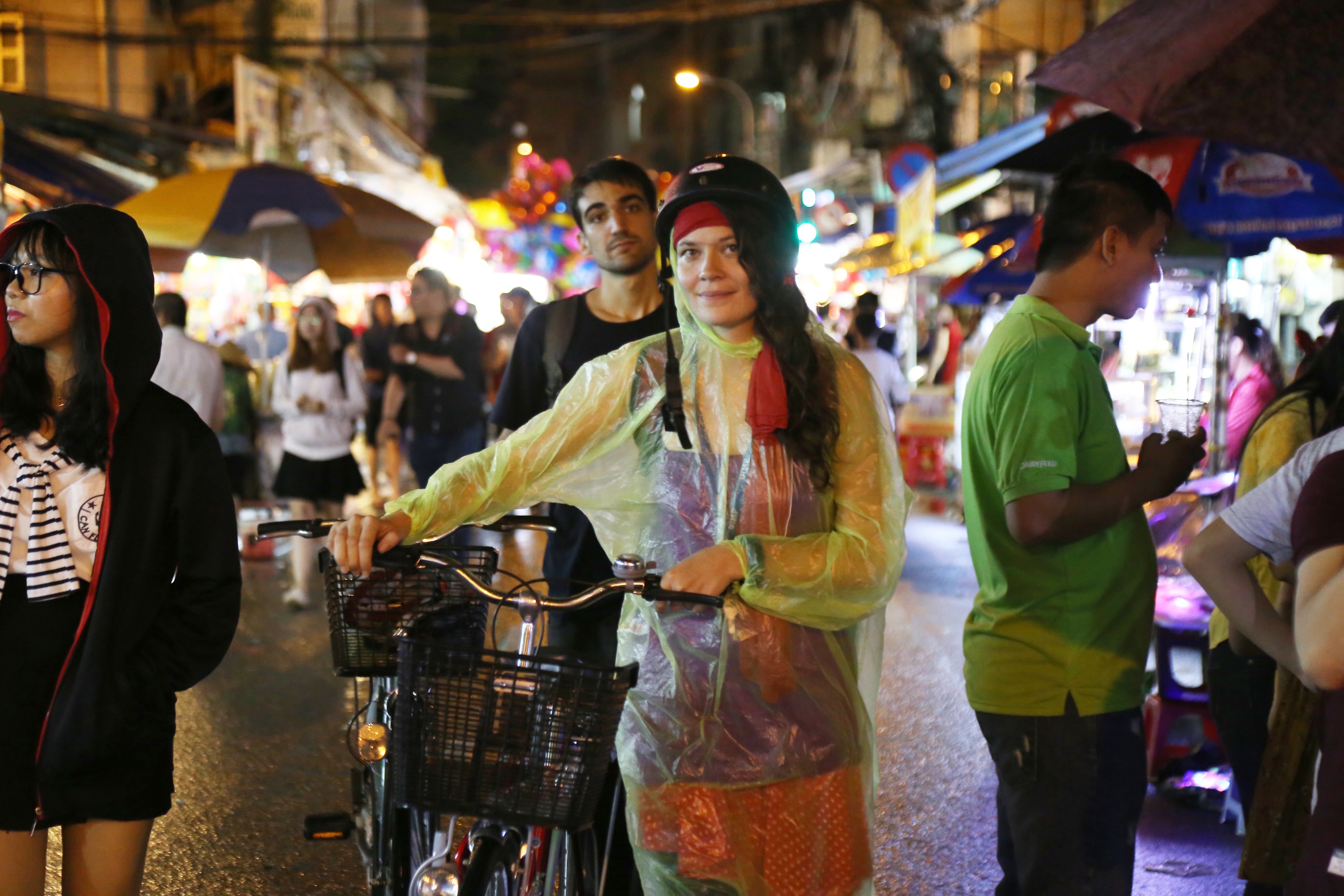 Chùm ảnh: Mưa lớn đêm trung thu, người Sài Gòn và du khách nước ngoài mặc áo mưa dạo phố lồng đèn - Ảnh 4. Chùm ảnh: Mưa lớn đêm trung thu, người Sài Gòn và du khách nước ngoài mặc áo mưa dạo phố lồng đèn - Ảnh 4.