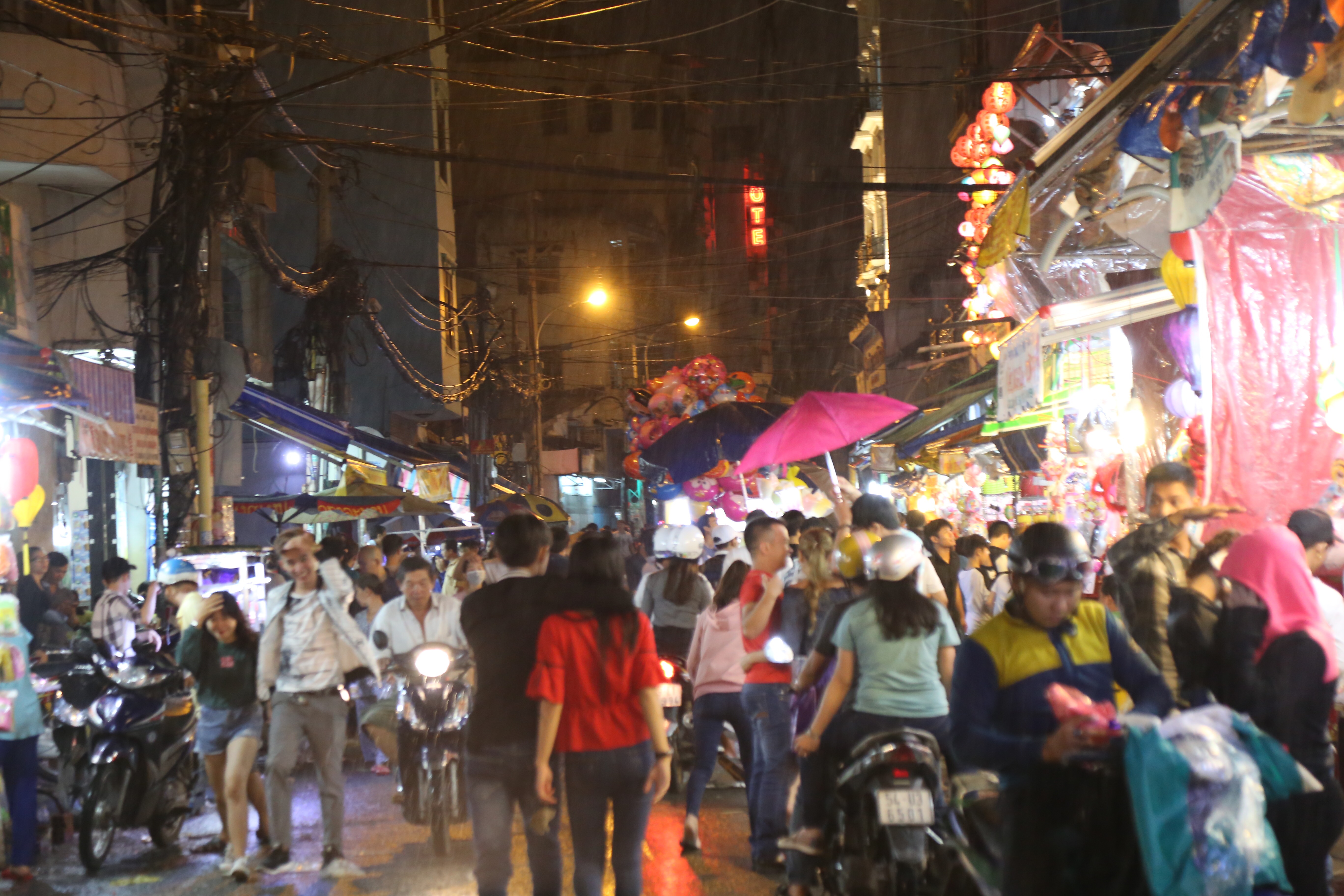 Chùm ảnh: Mưa lớn đêm trung thu, người Sài Gòn và du khách nước ngoài mặc áo mưa dạo phố lồng đèn - Ảnh 5. Chùm ảnh: Mưa lớn đêm trung thu, người Sài Gòn và du khách nước ngoài mặc áo mưa dạo phố lồng đèn - Ảnh 5.