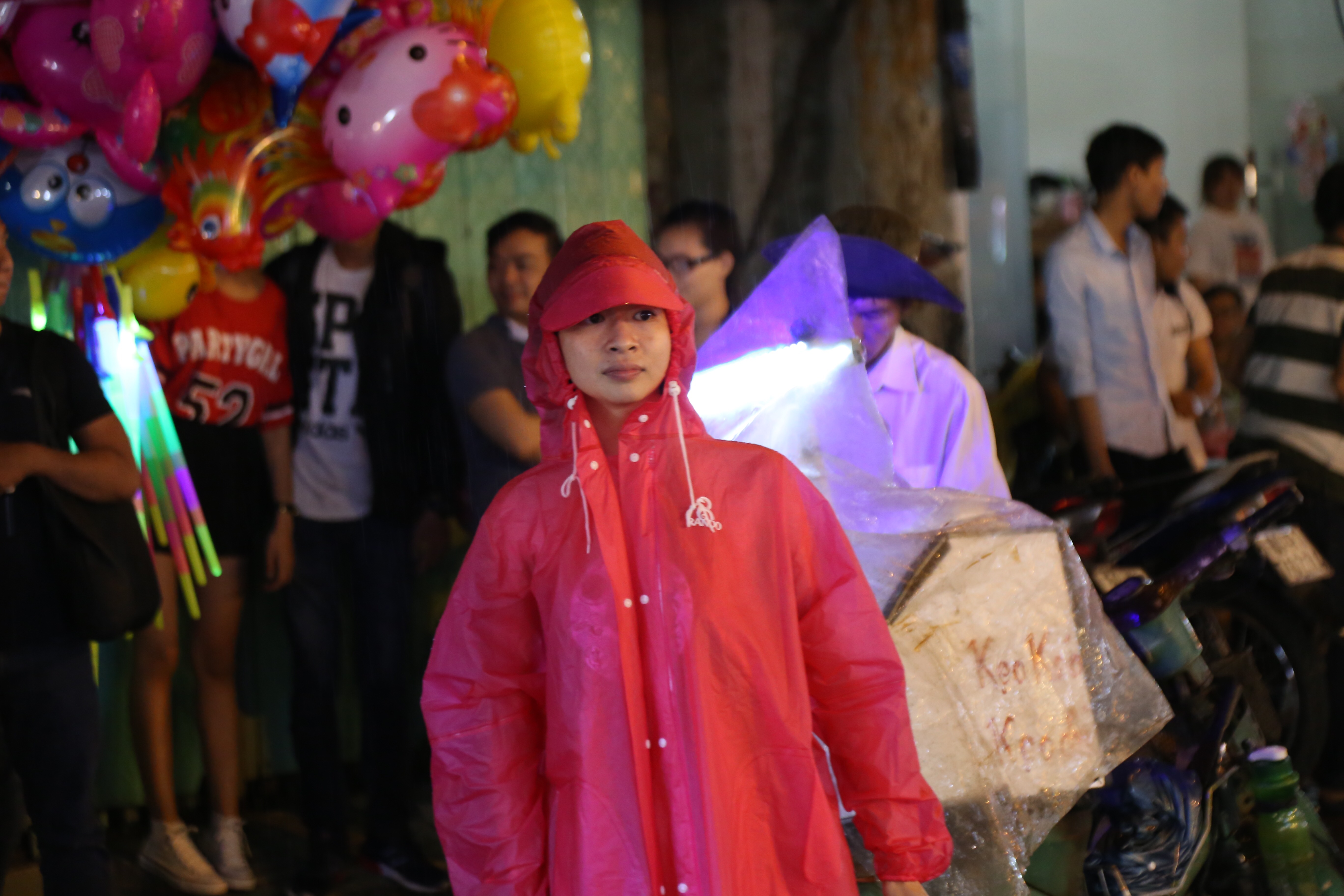 Chùm ảnh: Mưa lớn đêm trung thu, người Sài Gòn và du khách nước ngoài mặc áo mưa dạo phố lồng đèn - Ảnh 6. Chùm ảnh: Mưa lớn đêm trung thu, người Sài Gòn và du khách nước ngoài mặc áo mưa dạo phố lồng đèn - Ảnh 6.