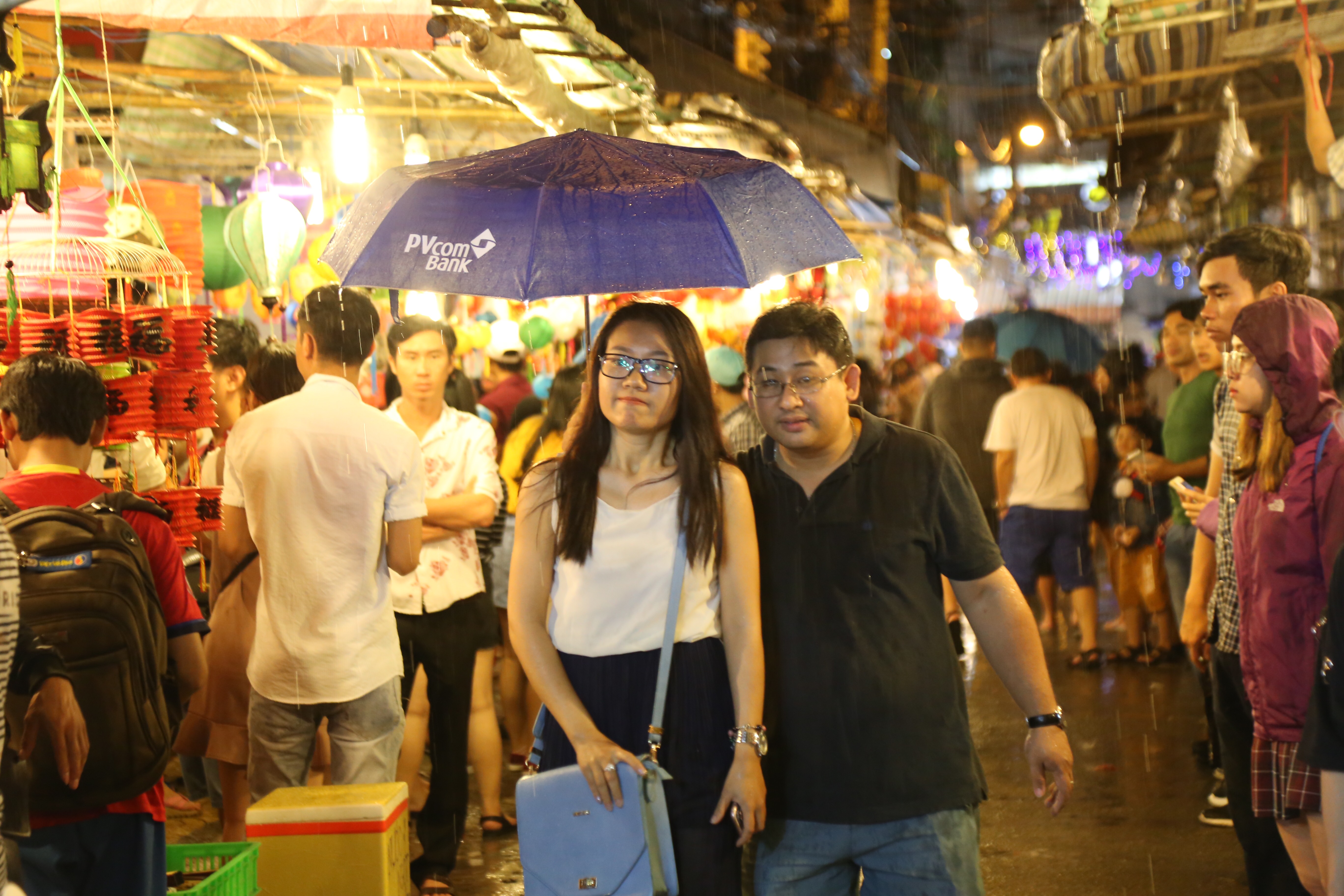 Chùm ảnh: Mưa lớn đêm trung thu, người Sài Gòn và du khách nước ngoài mặc áo mưa dạo phố lồng đèn - Ảnh 7. Chùm ảnh: Mưa lớn đêm trung thu, người Sài Gòn và du khách nước ngoài mặc áo mưa dạo phố lồng đèn - Ảnh 7.