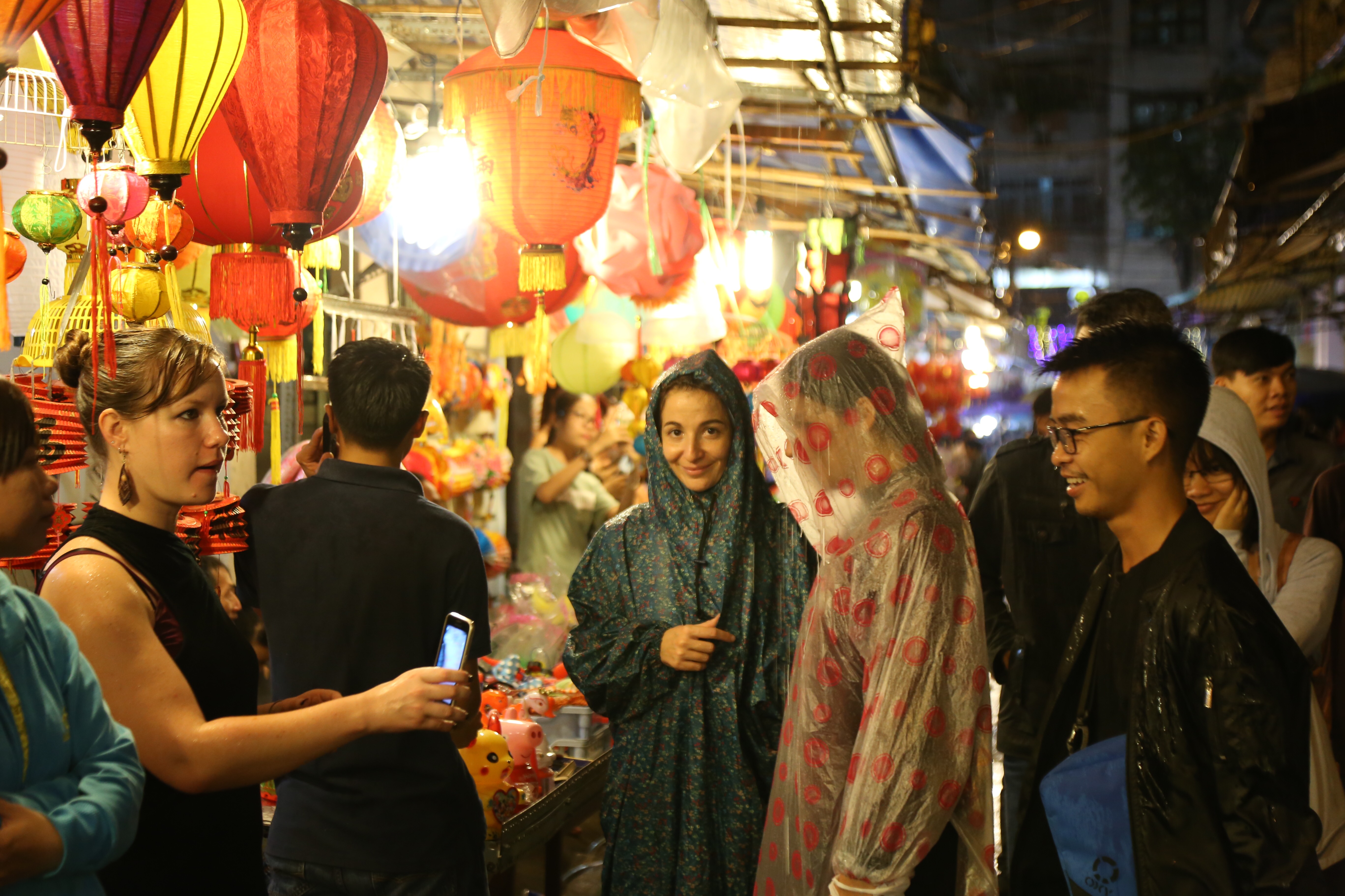 Chùm ảnh: Mưa lớn đêm trung thu, người Sài Gòn và du khách nước ngoài mặc áo mưa dạo phố lồng đèn - Ảnh 9. Chùm ảnh: Mưa lớn đêm trung thu, người Sài Gòn và du khách nước ngoài mặc áo mưa dạo phố lồng đèn - Ảnh 9.
